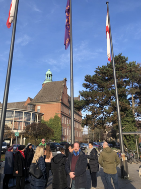 Felix Lederle während der Flaggenhissung vor dem Rathaus