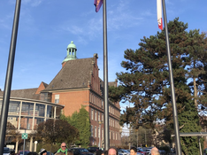 Felix Lederle während der Flaggenhissung vor dem Rathaus